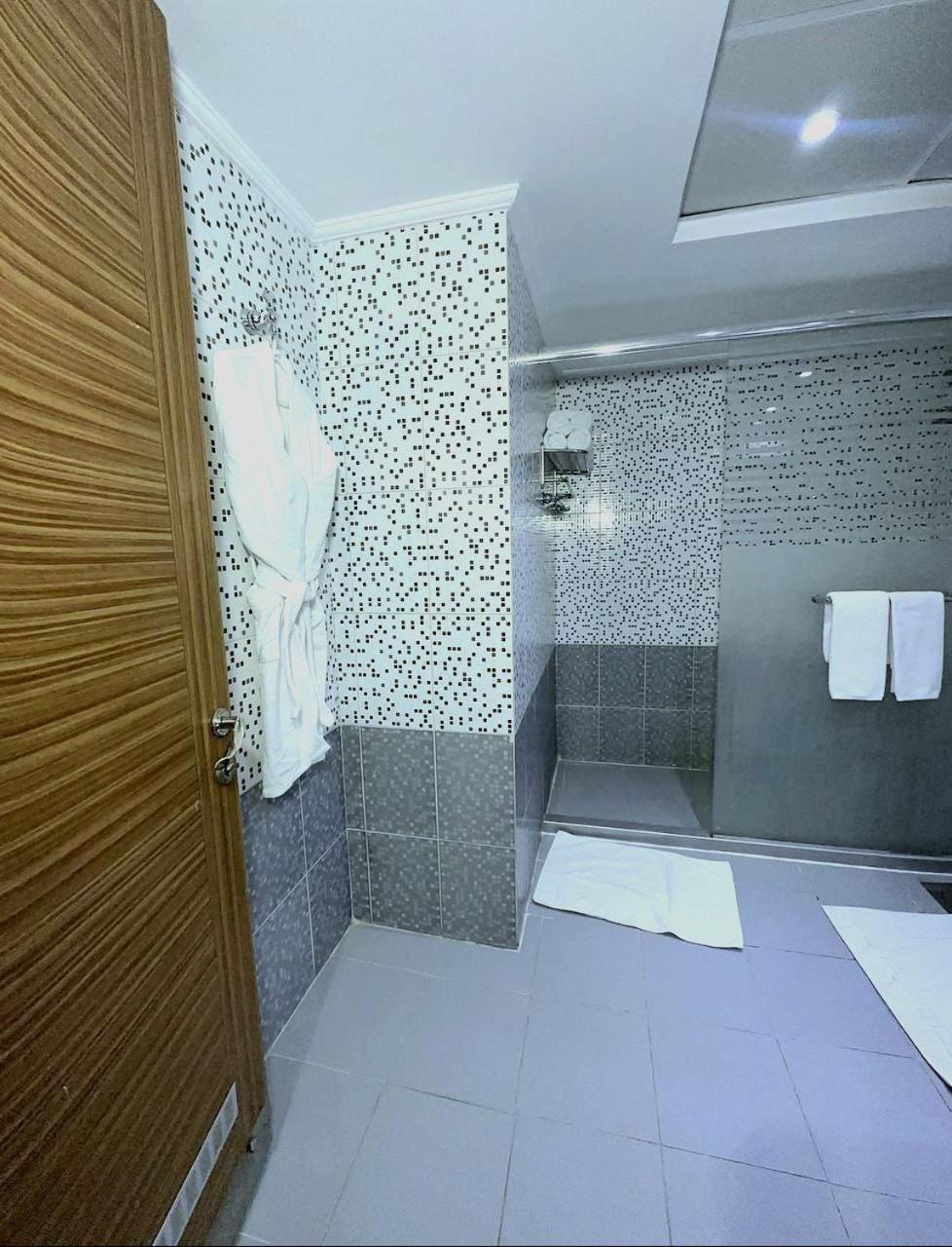 One Inn Hotel Медина Экстерьер фото