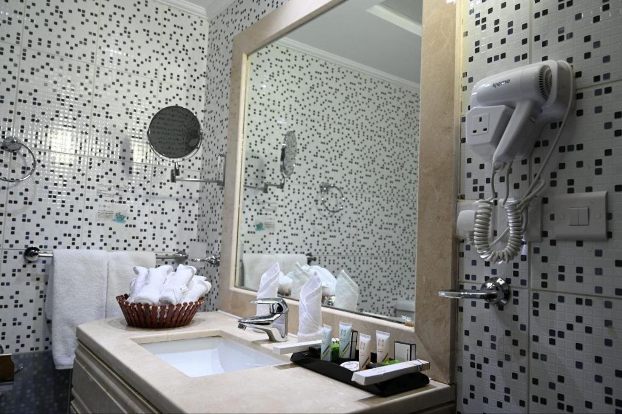 One Inn Hotel Медина Экстерьер фото